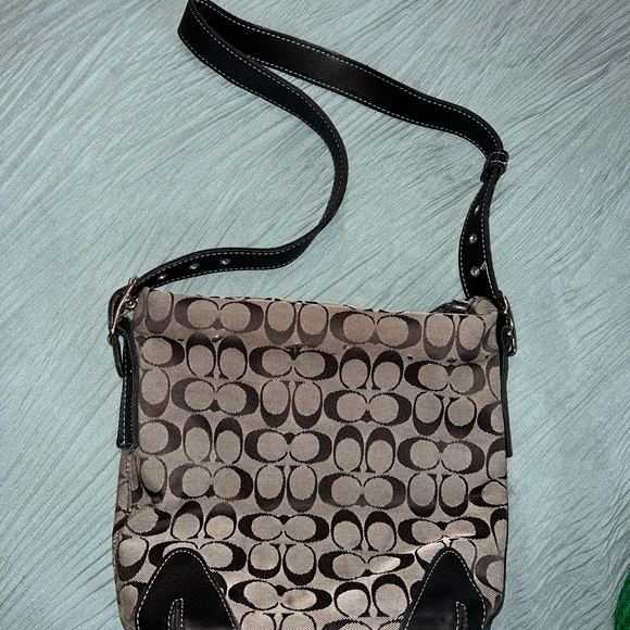 This Coach Signature hobo bag is the perfect accessory for any casual occasion. - Picture 3 of 8